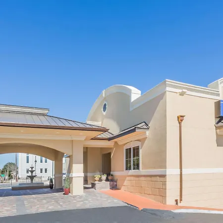 Days Inn By Wyndham Pensacola - Historic Downtown