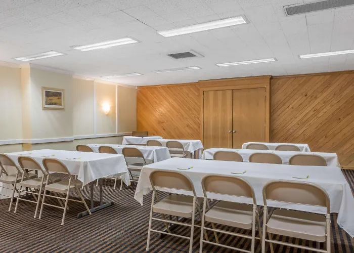 Days By Wyndham - Historic Downtown Hotel