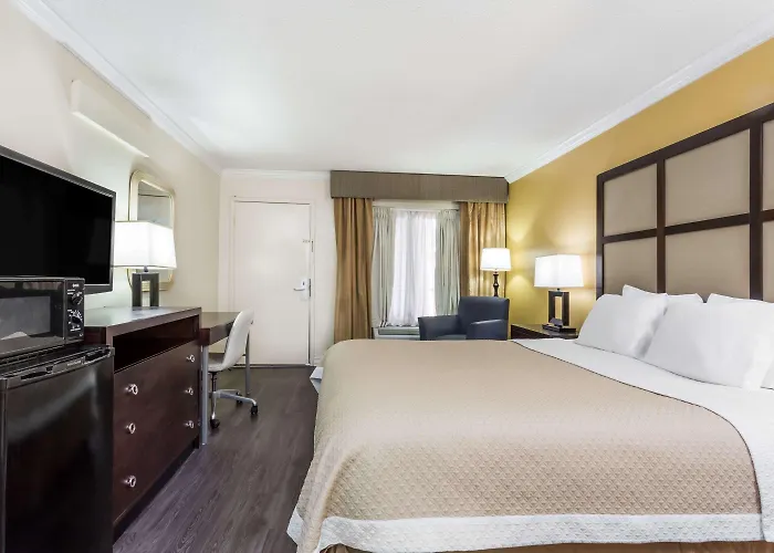 Hotel Days By Wyndham - Historic Downtown Pensacola