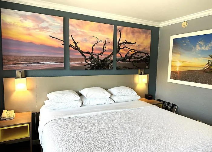 Days By Wyndham - Historic Downtown Hotel