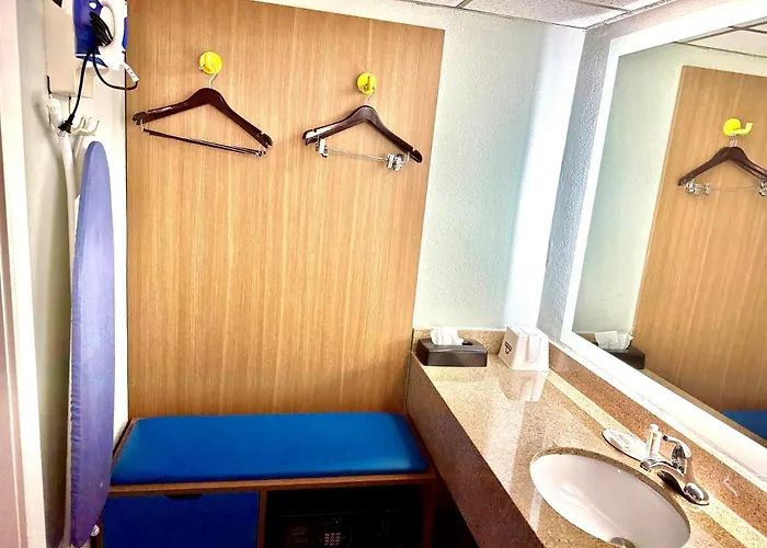 Days By Wyndham - Historic Downtown Hotel 2*