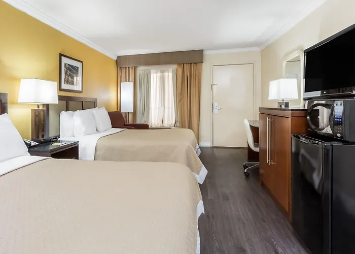 Days By Wyndham - Historic Downtown Hotel