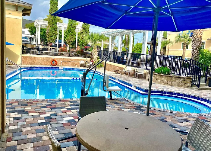 Days By Wyndham - Historic Downtown Hotel