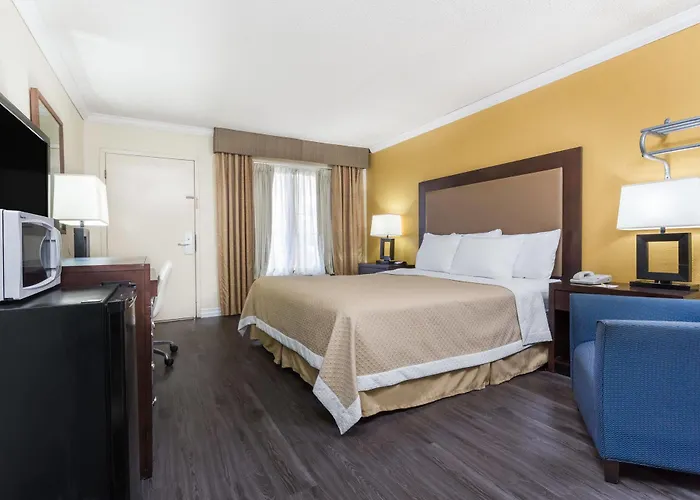 Days By Wyndham - Historic Downtown Hotel 2*